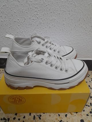 Zapatos blancos de lona