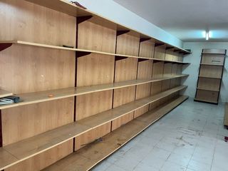 Estantería de madera y metal