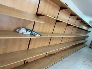 Estantería de madera y metal