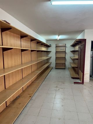 Estantería de madera y metal