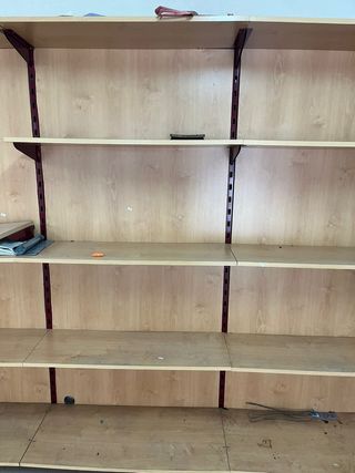 Estantería de madera y metal