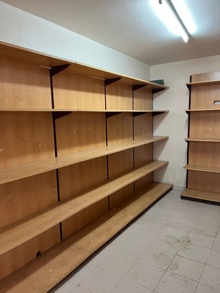 Estantería de madera y metal