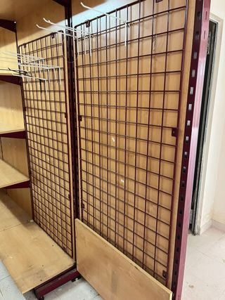 Estantería de madera y metal
