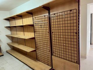 Estantería de madera y metal