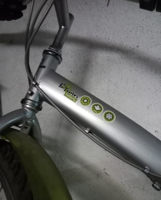 Bicicleta de montaña plateada