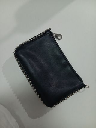 Bolso negro con tachuelas