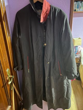Chaqueta larga negra con detalles rojos