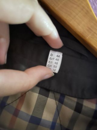 Chaqueta larga negra con detalles rojos