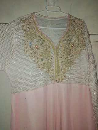 Vestido de fiesta largo adornado