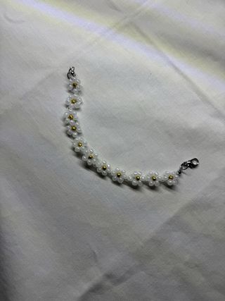 Bracciale con fiori perline bianche e oro
