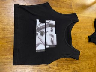 Top negro con estampado de collage niña
