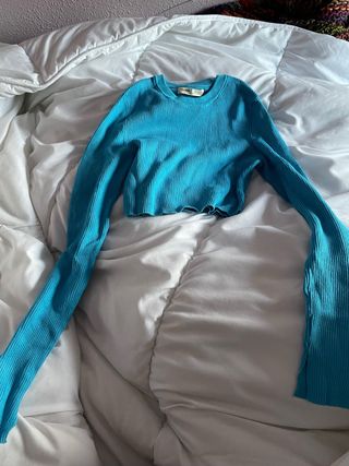 Top corto azul claro de manga larga
