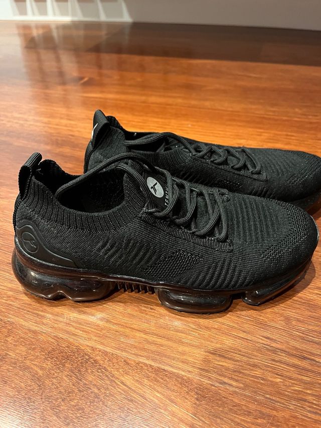 Zapatilla deportiva negra