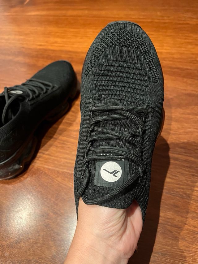 Zapatilla deportiva negra