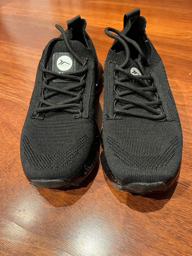 Zapatilla deportiva negra