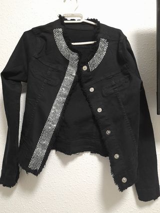 Chaqueta negra con detalles plateados