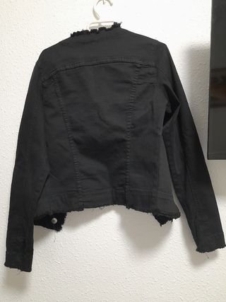 Chaqueta negra con detalles plateados