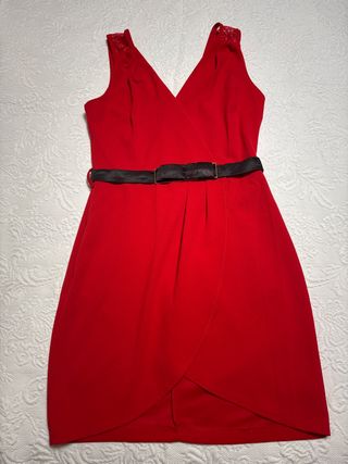 Vestido rojo elegante con cinturón