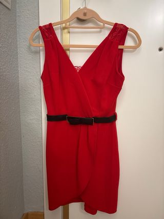Vestido rojo elegante con cinturón