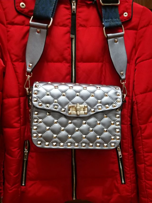 Bolso plateado con tachuelas