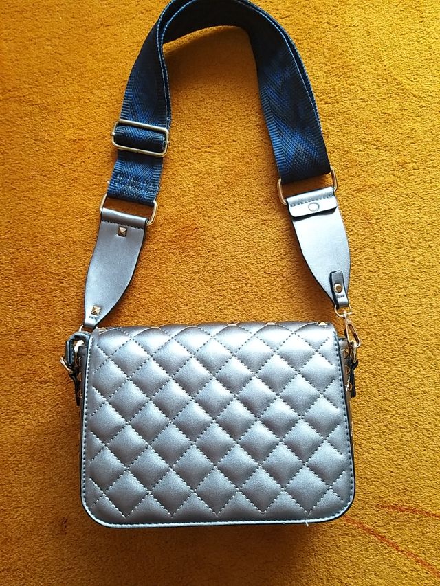 Bolso plateado con tachuelas