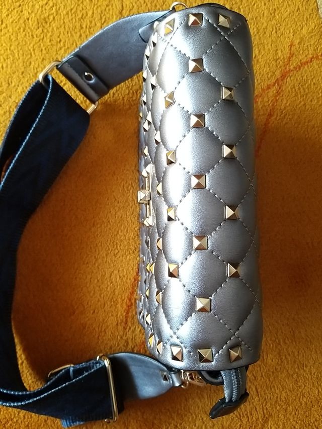 Bolso plateado con tachuelas