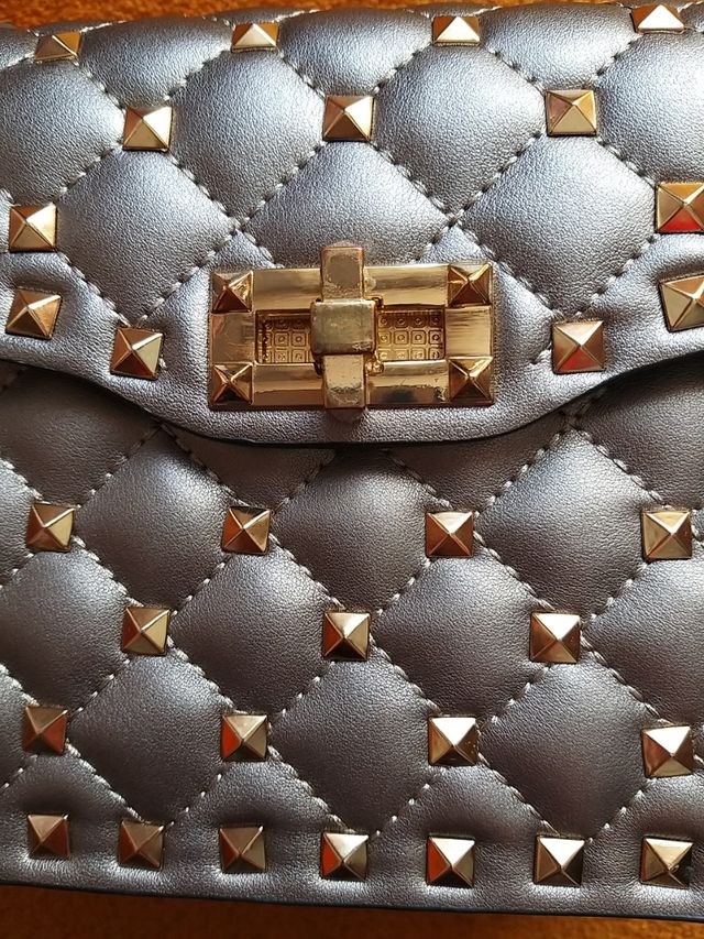 Bolso plateado con tachuelas