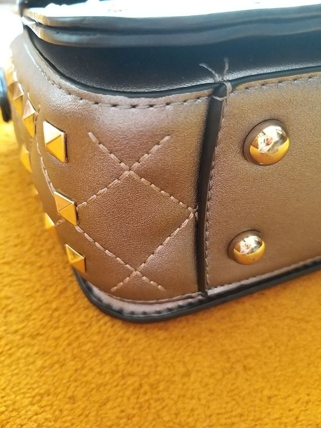 Bolso plateado con tachuelas