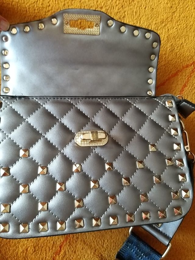 Bolso plateado con tachuelas