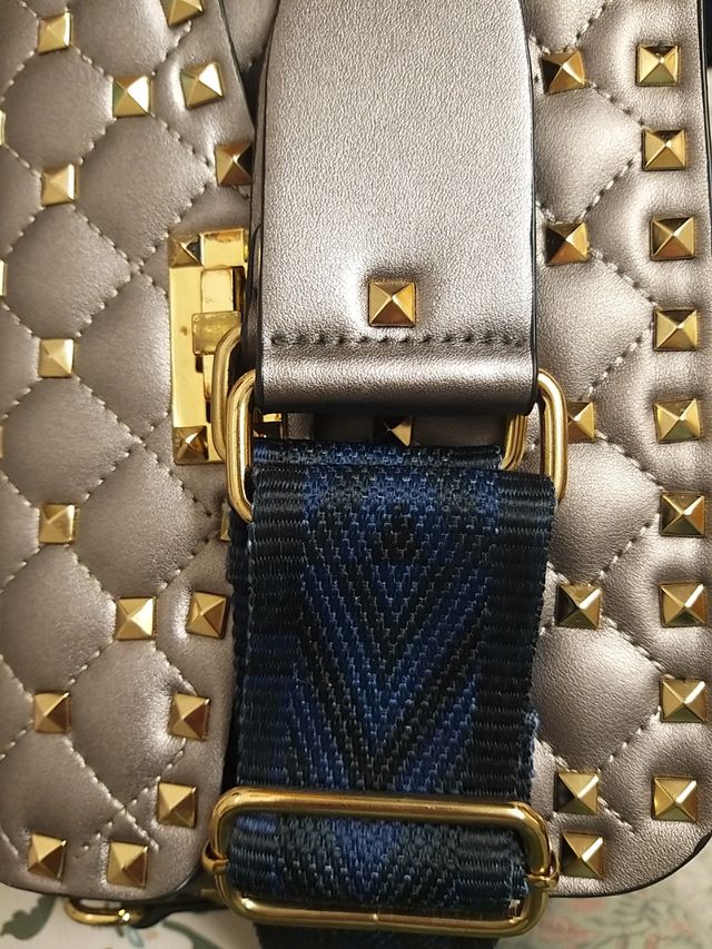 Bolso plateado con tachuelas