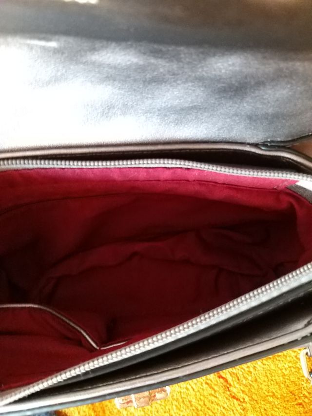 Bolso plateado con tachuelas