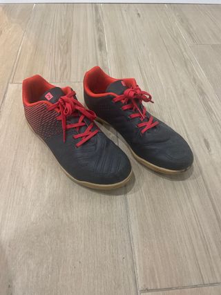 Zapatillas fútbol sala Kipsta negras y rojas