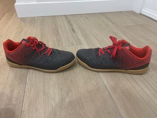 Zapatillas fútbol sala Kipsta negras y rojas