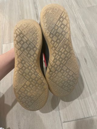 Zapatillas fútbol sala Kipsta negras y rojas