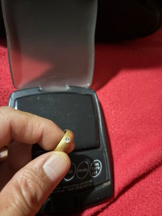 Anillo de oro con  diamante mediano y de 14 k