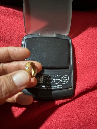 Anillo de oro con  diamante mediano y de 14 k