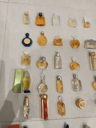 Collezione di profumi in miniatura