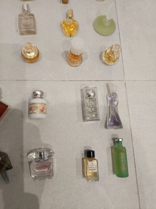 Collezione di profumi in miniatura