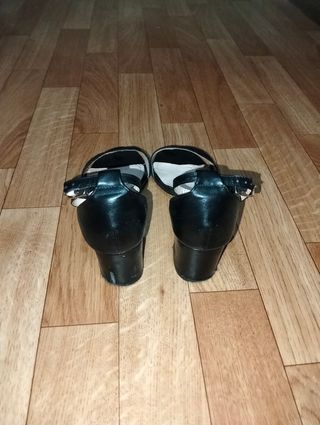 Tacones negros de tiras
