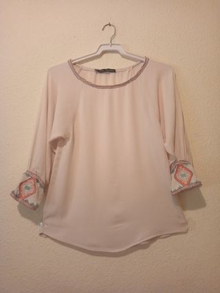 Blusa Zara ,beige claro con bordado y brillantes 