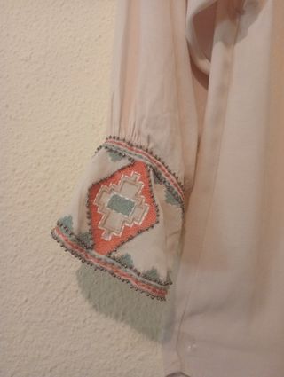 Blusa Zara ,beige claro con bordado y brillantes 