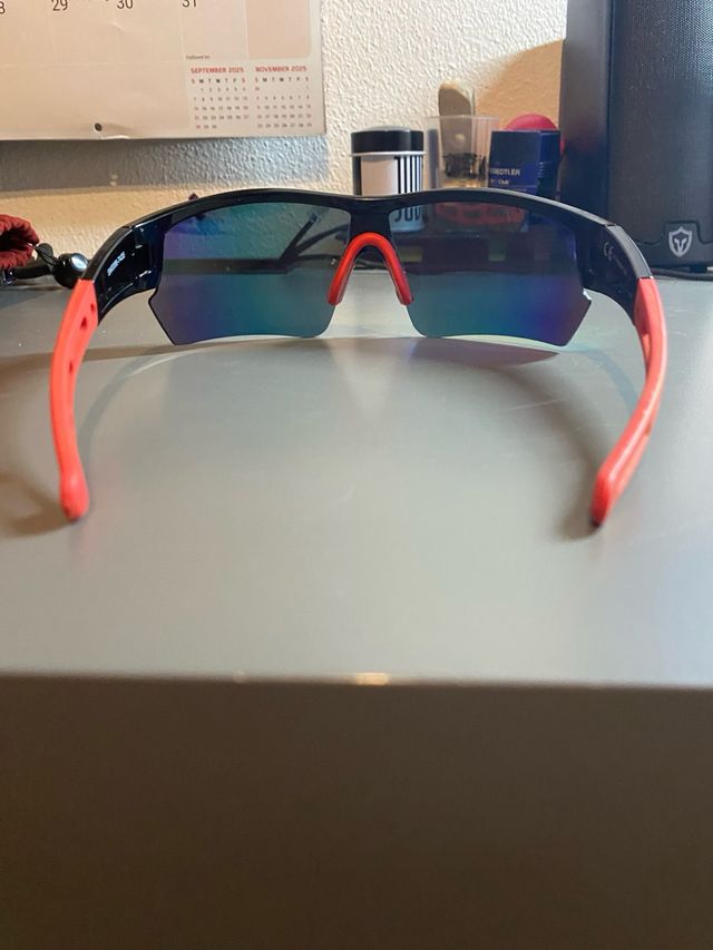 Occhiali sportivi neri e rossi