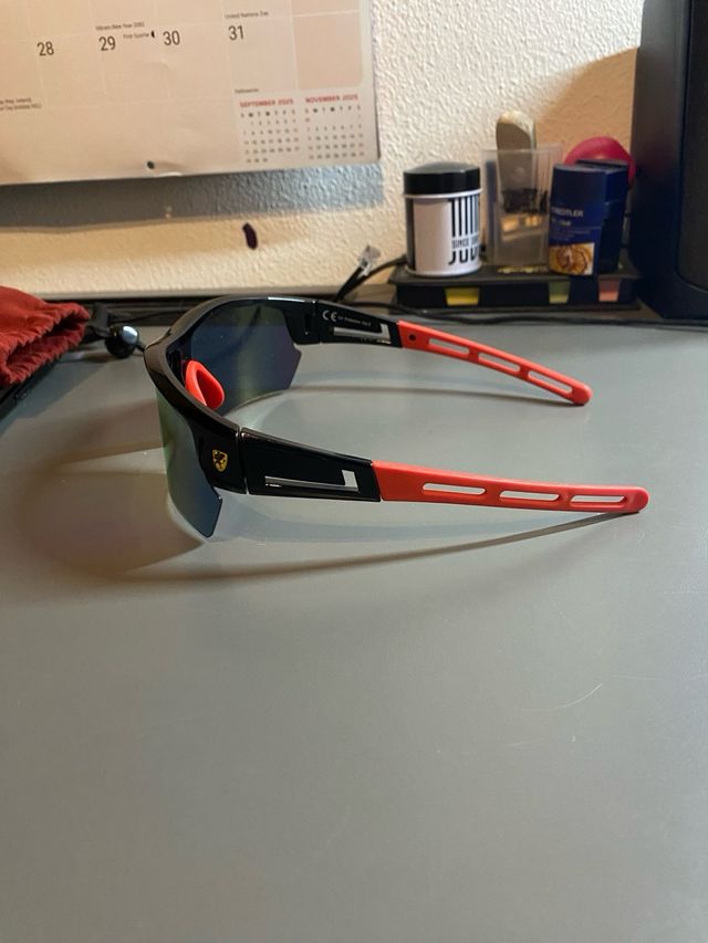 Occhiali sportivi neri e rossi