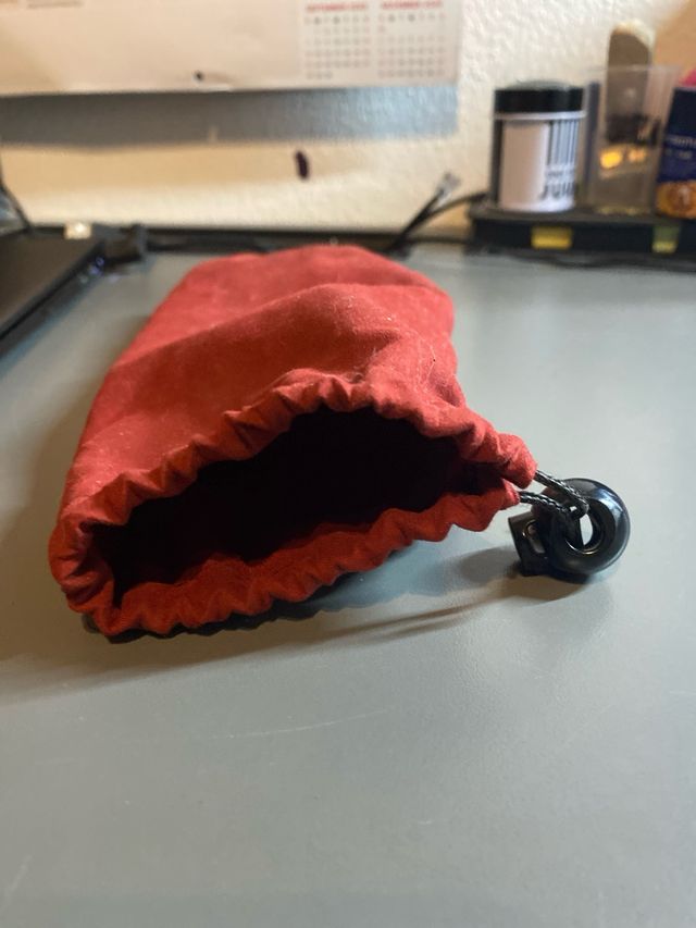 Occhiali sportivi neri e rossi