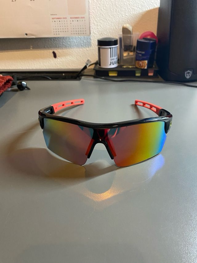 Occhiali sportivi neri e rossi
