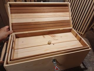 Caja de madera con compartimentos