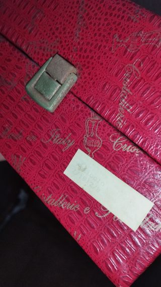 Caja joyero grande roja.