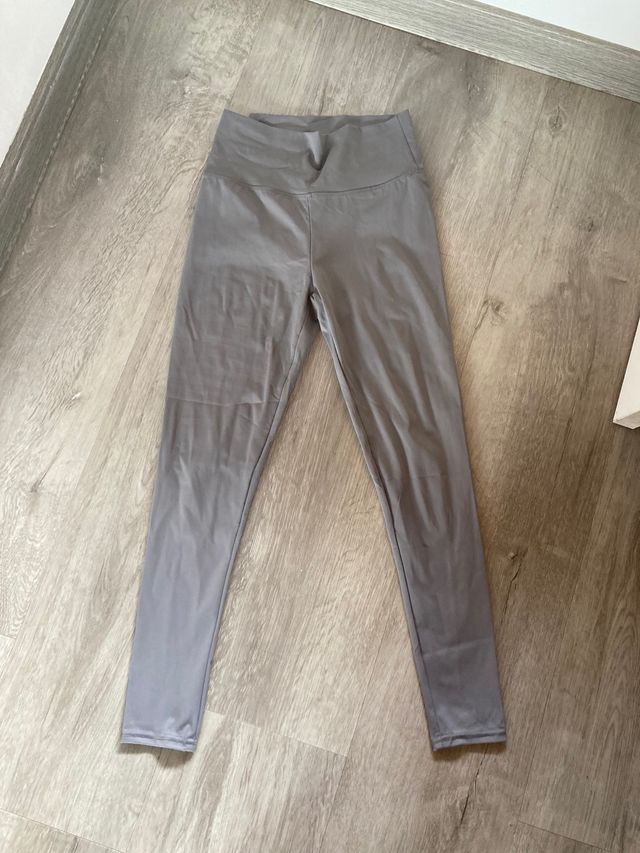 Mayas deportivas grises