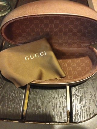 Funda gafas Gucci y tela limpiadora