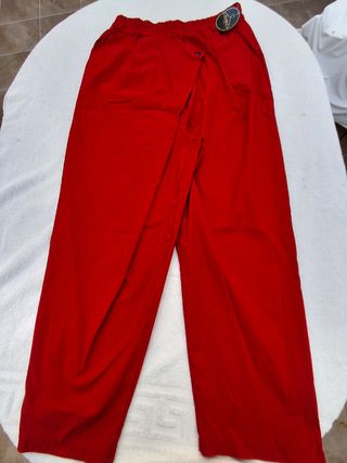 Pantalón rojo T46-48.  Medidas en descripción 